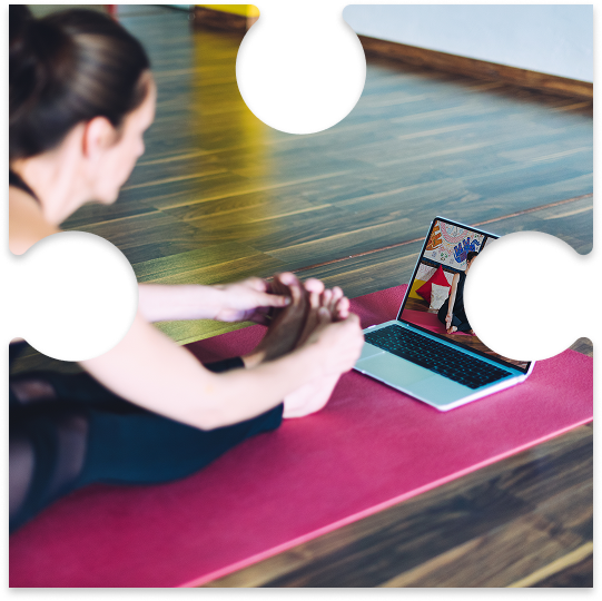 Activités digitales à distance à Aix-en-Provence avec une participante suivant une séance interactive en ligne sur ordinateur portable